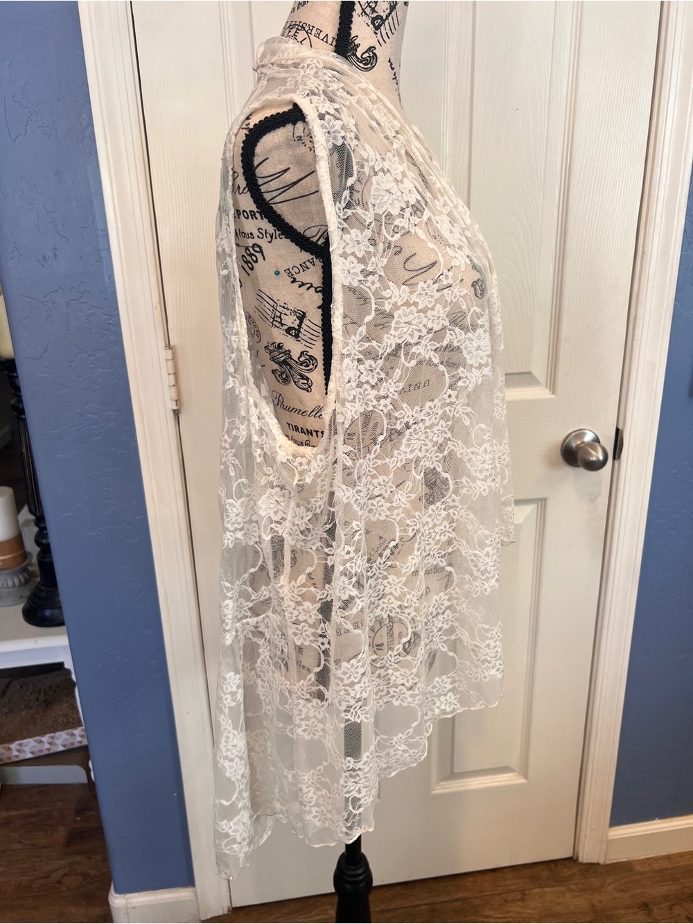 TORRID 1X Size 1 White Sheer Floral Lace Sleeveless Open Front Vest Kimono Duste